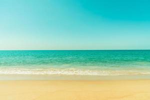 bellissima spiaggia di sabbia e mare foto