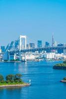 paesaggio urbano della città di tokyo con il ponte arcobaleno foto