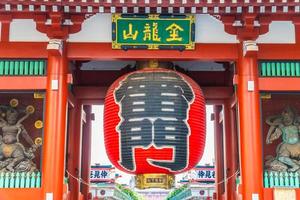 Tempio di sensoji nella zona di asakusa, tokyo, giappone foto