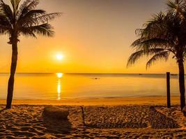 bella spiaggia tropicale all'alba foto