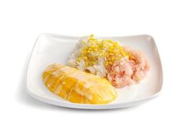 fette di mango con riso appiccicoso su sfondo bianco