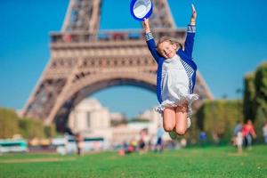 poco ragazza nel davanti di il eiffel Torre, Parigi - Francia foto