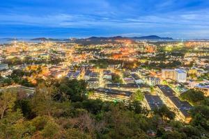 khao rang punto di vista della città di phuket di notte, thailandia foto