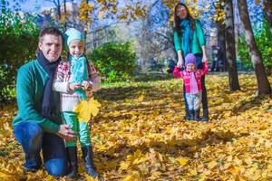 famiglia vacanza nel autunno tempo foto