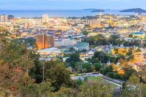 khao rang punto di vista della città di phuket di notte, thailandia foto