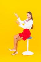 bella giovane donna asiatica seduta su una sedia foto