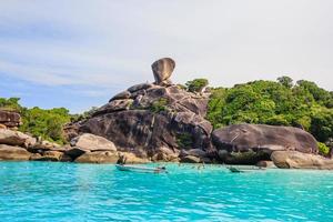 isola similan con cielo azzurro e nuvole, phuket, thailandia