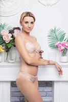 bellissimo giovane donna indossare biancheria intima foto