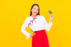 giovane donna asiatica con carta di credito foto