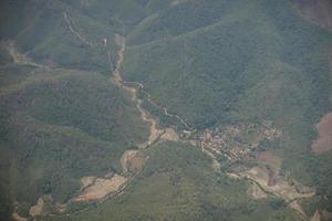 veduta aerea di un villaggio e montagne