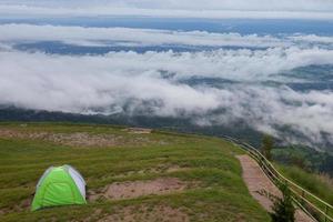 tenda vicino a montagne nebbiose foto