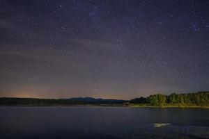 cielo stellato sopra l'acqua foto