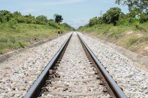 binario ferroviario durante il giorno foto