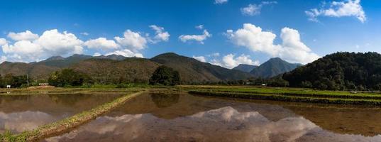 montagne e cielo riflessi nell'acqua foto