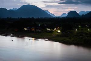 montagne e acqua all'ora blu foto