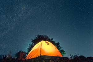 cielo stellato sopra una tenda foto