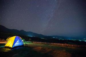 tenda colorata e un cielo stellato foto