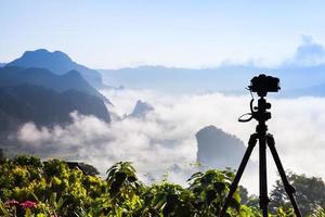 fotocamera che si affaccia su un paesaggio nebbioso