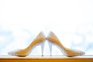 scarpe da sposa in una finestra