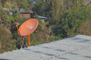 parabola satellitare su un tetto foto