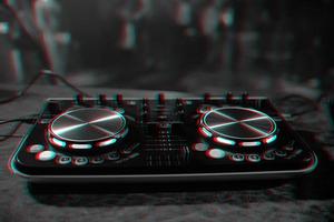 dj consolle per miscelazione musica con sfocato persone danza a un' discoteca festa. nero e bianca con 3d problema tecnico virtuale la realtà effetto foto