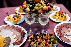 piccolo spuntini, tartine su il vacanza tavolo foto