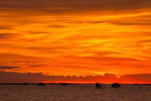 cielo al tramonto arancione brillante foto