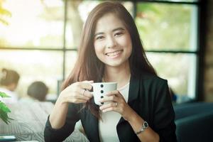 donna asiatica di affari sta sorridendo foto