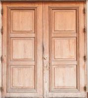 vecchia porta di legno marrone foto