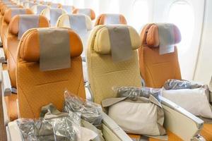 file di sedili vuoti sull'aereo