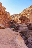 bellissime formazioni rocciose rosse a petra, in giordania foto