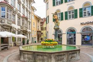 fontana sulla piazza fronwagplatz a sciaffusa, svizzera foto