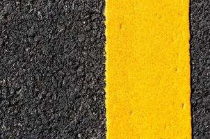 giallo linea su nuovo asfalto dettaglio, strada con giallo linea struttura foto