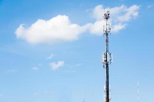 Radio trasmettitori, cell Telefono antenna e comunicazione torri con blu cielo sfondo foto