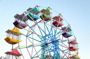 Ferris ruota giocatore di il divertimento bambini con blu cielo, vecchio e Vintage ▾ Ferris ruota foto