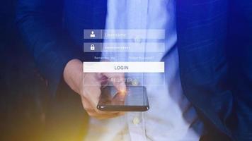 informatica sicurezza e sicurezza parola d'ordine accesso in linea concetto mani digitando e entrata nome utente e parola d'ordine di sociale media, accesso con smartphone per in linea banca account, dati protezione pirata foto