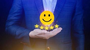 cliente Servizi migliore eccellente attività commerciale valutazione Esperienza, positivo revisione e feedback, soddisfazione sondaggio concetto. mano di un' uomo d'affari mostrare contento Sorridi viso con cinque stella. foto