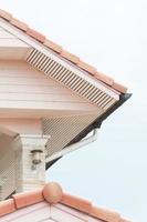 Esposto alle intemperie tetto con pioggia grondaia di tetto superiore di Casa foto