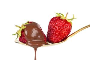 fragole su d'oro cucchiaio con cioccolato immersione isolato su bianca. cioccolato gocciolante a partire dal fragole. bellissimo rosso bacca. dolce dolce. foto