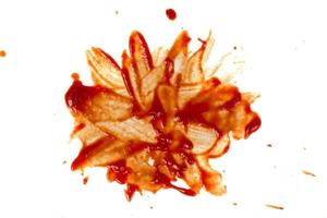 rosso macchia a partire dal ketchup spalmato su un' bianca sfondo. foto