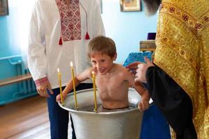 ortodosso battesimo di un' bielorusso bambino nel un' Chiesa. foto