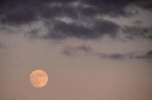 pieno Luna a tramonto foto