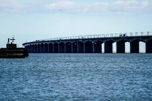 ponte al di sopra di il mare foto