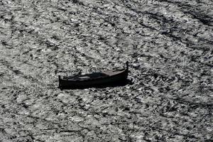 barca sul mare foto