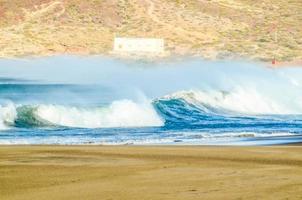 enorme onde Crashing su il riva foto