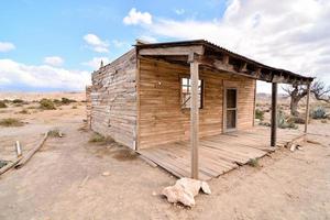 abbandonato cabina nel il deserto foto