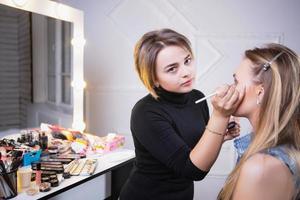 trucco artista l'applicazione rendere su su bellissimo modello foto