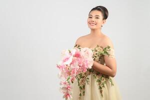 giovane asiatico bellissimo sposa con orchidea mazzo su bianca sfondo foto