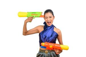 ritratto bella donna nel Songkran Festival con acqua pistola foto