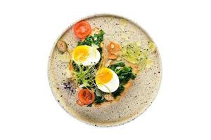 302 bianca piatto con pane abbrustolito, verdure e bollito uova isolato su un' trasparente sfondo foto